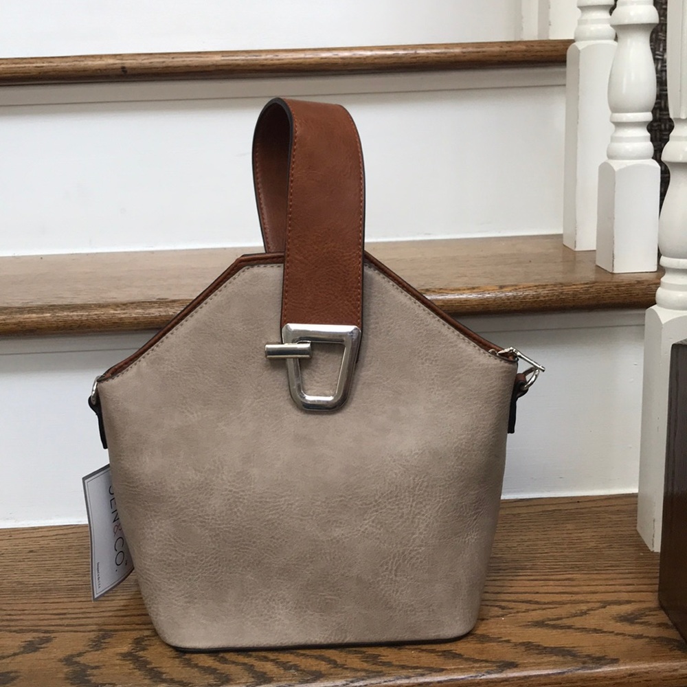 Crossbody bag with removable strap